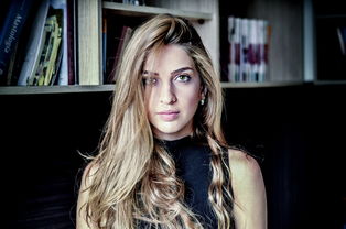 女子染发10多年最终选择与白发和解,一场关于自我接纳的美丽之旅 女子染发10多年最终选择与白发和解,一场关于自我接纳的美丽之旅